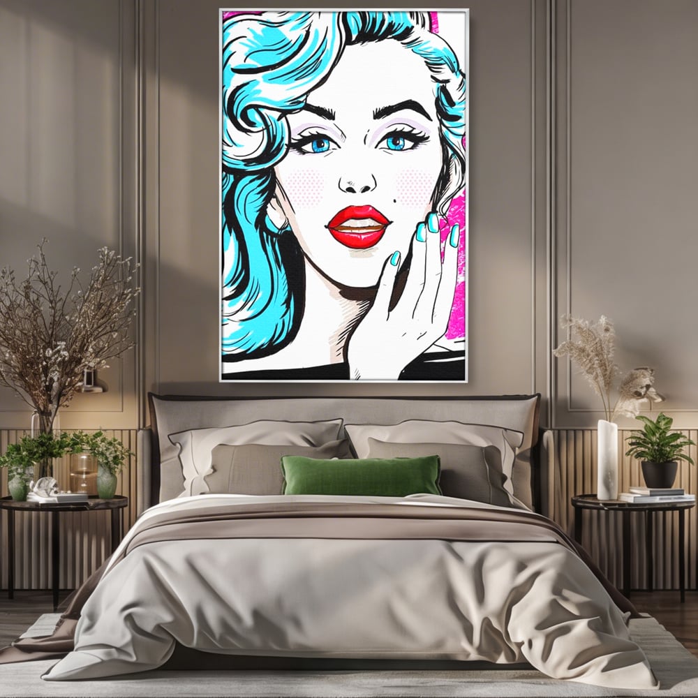 Tablou canvas cu tablou canvas cu femeie pop art, in rama de aluminiu argintiu, pe perete intr-un dormitor